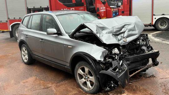 Zderzenie ciężarowego Volvo z BMW na łuku DK19 w Woli Komborskiej