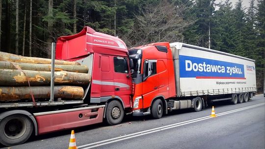 ? Zderzenie ciężarówek. Ruch wahadłowy na DK19