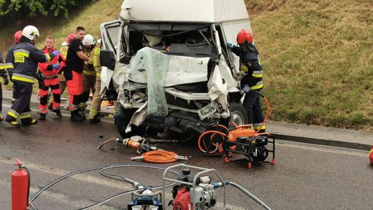 ? Zderzenie ciężarówki i busa w Komborni na DK19. Nie żyje 75-latek