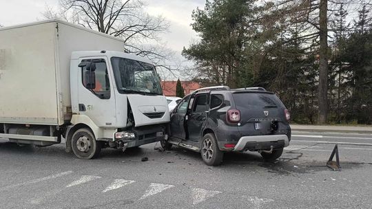 Zderzenie ciężarówki z osobówką na skrzyżowaniu Zręcińskiej z Lotników