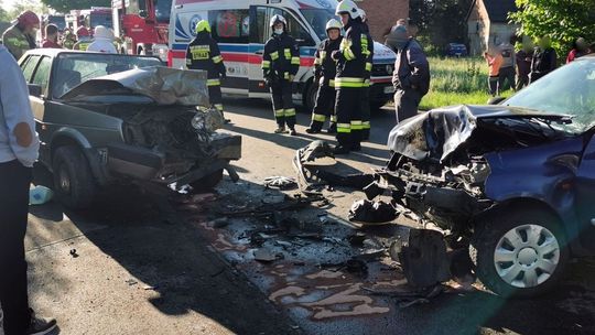 ? Zderzenie czołowe dwóch samochodów w Trześniowie
