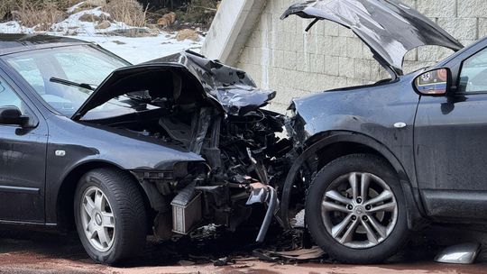 Zderzenie czołowe pod wiaduktem w Widaczu