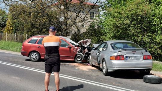 ? Zderzenie czterech samochodów na DW988. Dwie osoby ranne [AKTUALIZACJA]