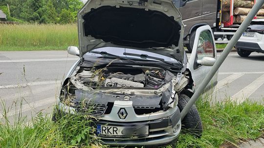 Zderzenie dostawczaka i osobówki w Klimkówce na DK28