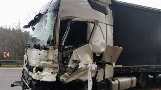 ? Zderzenie dwóch ciężarówek przy źródełku w Komborni. DK19 zablokowana [AKTUALIZACJA]