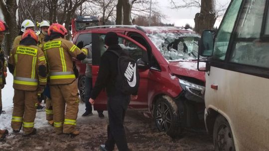 Zderzenie dwóch Mercedesów we Wzdowie
