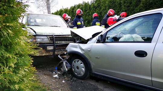 Zderzenie dwóch Opli na Nadrzecznej we Wrocance