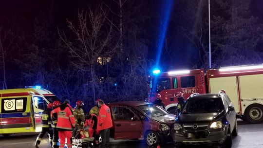 Zderzenie dwóch Opli przy Kauflandzie. Poszkodowana jedna osoba
