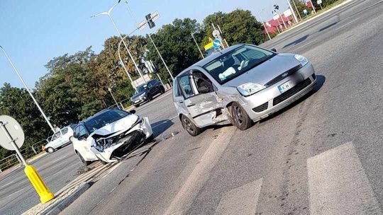 Zderzenie dwóch osobówek na skrzyżowaniu Podkarpackiej i Tysiąclecia