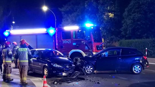 Zderzenie dwóch osobówek niedaleko koszar PSP