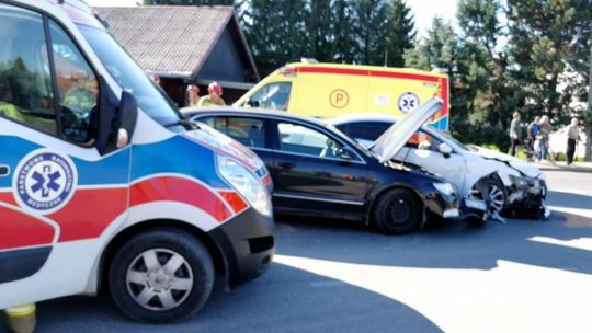 Zderzenie dwóch osobówek w Miejscu Piastowym. DK28 zablokowana