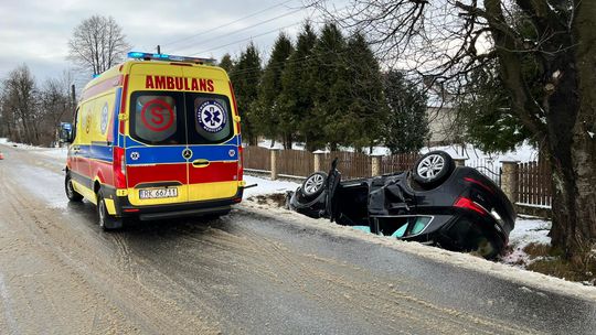 Audi dachowało przy ul. Karpackiej w Zręcinie. [AKTUALIZACJA]