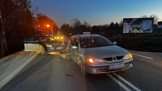 Zderzenie dwóch samochodów na DK28