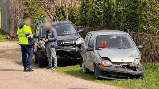 Zderzenie dwóch samochodów na DW990 w Przybówce