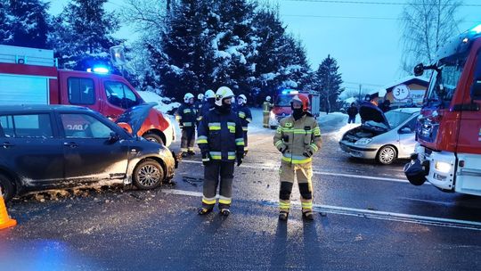 Zderzenie dwóch samochodów na granicy Jabłonicy Polskiej i Komborni