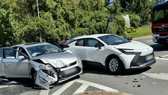 Zderzenie dwóch samochodów na Niepodległości