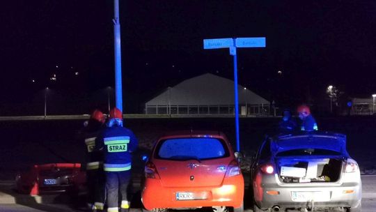 Zderzenie dwóch samochodów na skrzyżowaniu ulic Bursaki i Lenarta