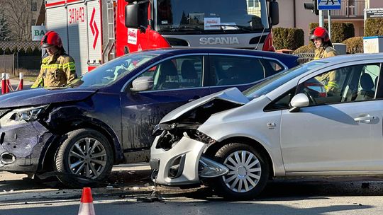 Zderzenie dwóch samochodów na skrzyżowaniu ulic Niepodległości i Powstańców Warszawskich