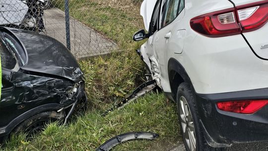 Zderzenie dwóch samochodów osobowych w Zręcinie Zderzenie dwóch samochodów osobowych w Zręcinie