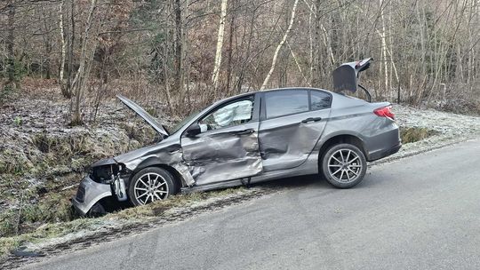 Zderzenie dwóch samochodów w Dębowcu Zderzenie dwóch samochodów w Dębowcu