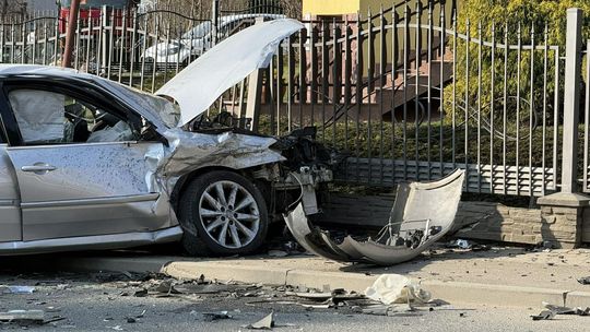 Zderzenie dwóch samochodów w Haczowie. Droga przy kościele zablokowana