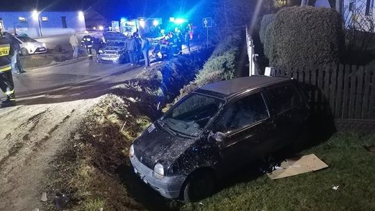 ? Zderzenie dwóch samochodów w Ustrobnej na DW990