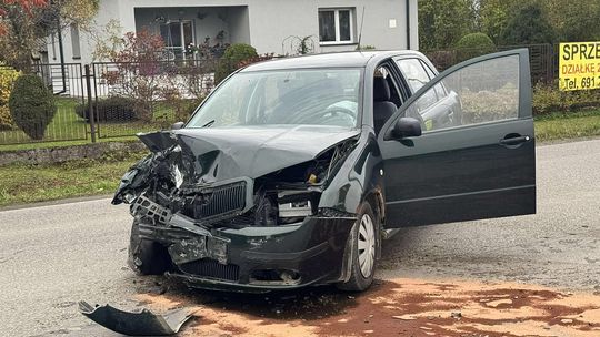 Zderzenie dwóch samochodów w Zręcinie