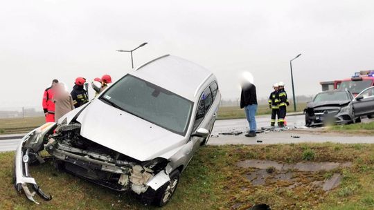 Zderzenie forda i mercedesa na Zręcińskiej [AKTUALIZACJA]