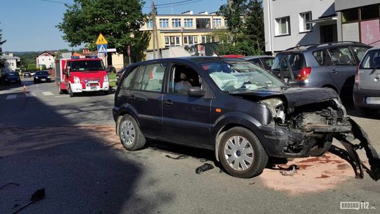 Zderzenie forda i seata na ul. Magurów w Krośnie. Kolejne dwa auta uszkodzone