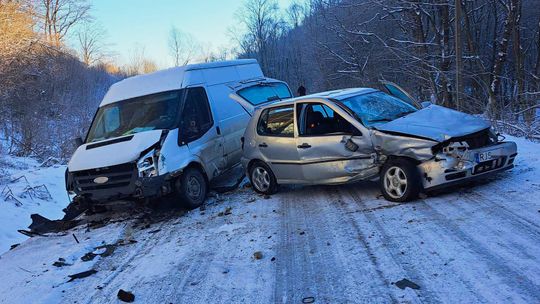 Zderzenie forda i volkswagena w Wisłoczku. Winny 20-latek