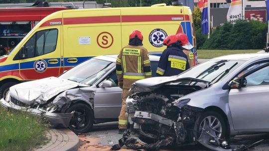 Zderzenie Hondy i Toyoty na skrzyżowaniu. Kto wjechał na czerwonym? [AKTUALIZACJA 2]