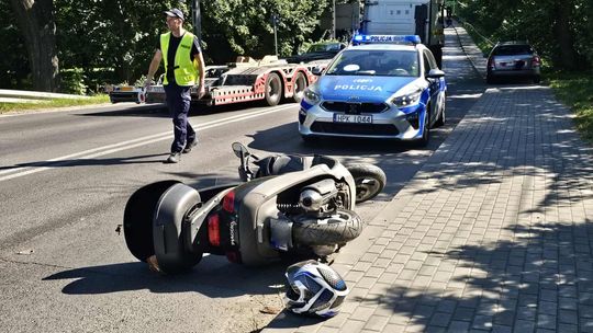 Zderzenie jednośladu z osobówką na skrzyżowaniu dróg wojewódzkich