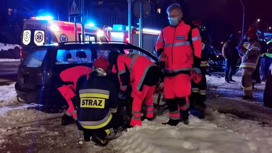 Zderzenie KIA i Volkswagena. Jeden z kierowców ranny