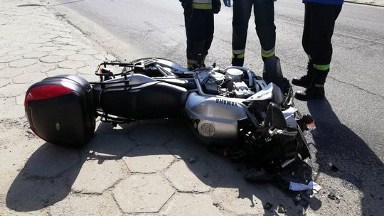Zderzenie motocyklisty i samochodu osobowego