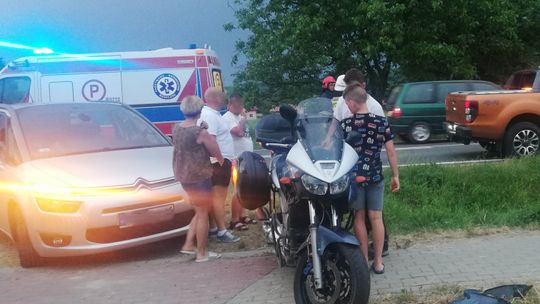 Zderzenie motocyklisty i samochodu osobowego na DW990