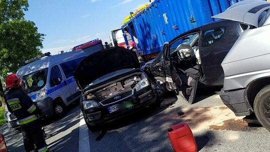 Zderzenie na DK28 przy centrum handlowym. Zderzyły się trzy pojazdy