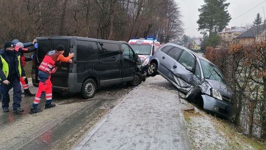 ? Zderzenie na Długiej w Rogach. Na drogach nadal ślisko