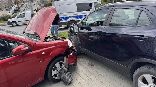 Zderzenie na Krakowskiej. Uszkodzony też zaparkowany Opel
