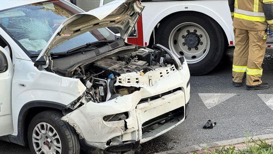Zderzenie Opla i Fiata na skrzyżowaniu Kolejowej z Tysiąclecia