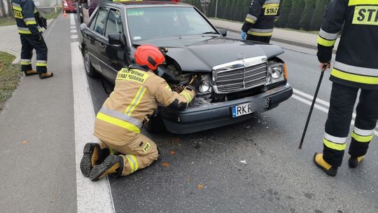 Zderzenie osobowego Mercedesa z dwoma ciężarówkami na DK19 w Miejscu Piastowym