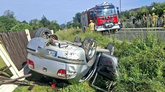 Zderzenie osobówek w Posadzie Jaśliskiej. Jeden z pojazdów dachował
