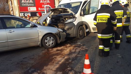 Zderzenie osobówki i busa. W akcji śmigłowiec, wielu strażaków i ratowników