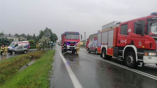 Zderzenie osobówki i ciężarówki na DK19 w Rogach