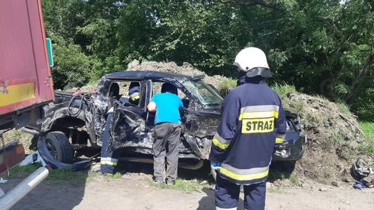 Zderzenie osobówki i ciężarówki w Tylawie na DK19