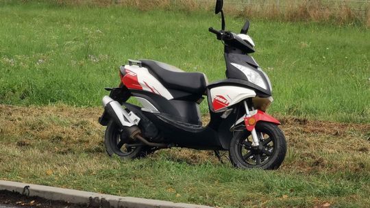 ? Zderzenie osobówki i skutera na ulicy Zręcińskiej w Krośnie