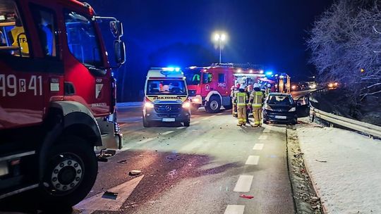 Zderzenie osobówki z ciągnikiem siodłowym na DK19 w Iskrzyni