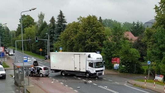 Zderzenie osobówki z ciężarowym na Rzeszowskiej! Ranna kobieta