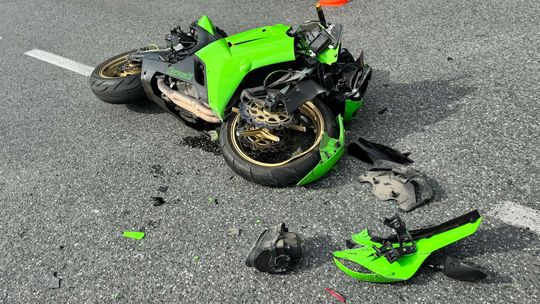 Zderzenie osobówki z motocyklistą na Nieodległości