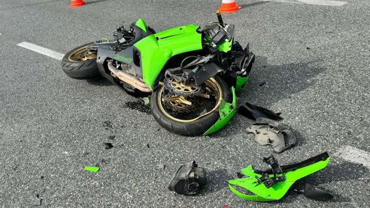 Zderzenie osobówki z motocyklistą na Nieodległości