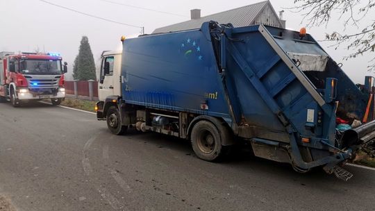Zderzenie osobówki ze śmieciarką w Jedliczu
